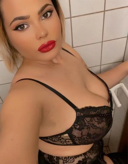 Hiong, horny girls in France - 8824